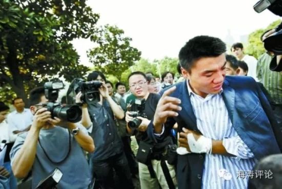 一个叫“滴滴打车”的软件，可以在理论上让所有的私家车成为“黑车”