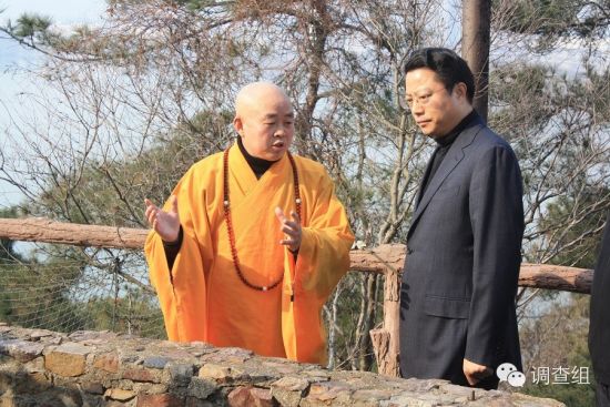 释传真在向杨卫泽介绍玄奘寺。（图片由释传真提供）