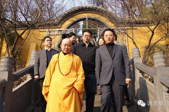 释传真在向杨卫泽介绍玄奘寺。（图片来源：南京市佛教协会网站）