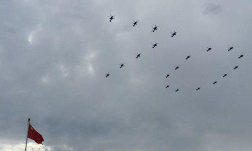 机群在天空组成“70”图案，纪念胜利70周年