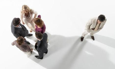 只有局中人才知道表面风平浪静之下的暗流涌动