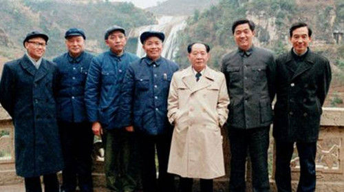 公务员该怎么穿衣服是小儿科问题吗？