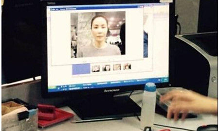 朝阳区房屋权属登记中心多名工作人员因王菲到该中心办理业务时擅自脱离工作岗位，在工作区围观、拍照，该中心主任被警告处分