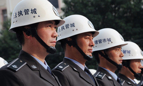 城管，是受民众委托管理城市的人，怎么能够一身匪气和霸气呢