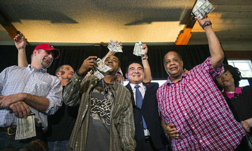 中国慈善家给美国穷人发钱/资料图