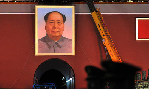 天安门城楼每年都会更换新的毛泽东像