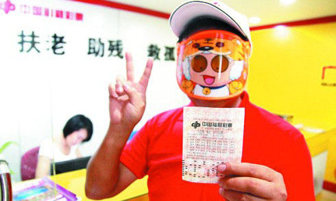 巨奖领奖报道，主人公永远戴墨镜，获奖跟做贼上断头台一样。这正常吗？