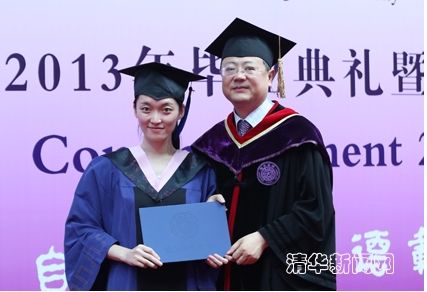 陈吉宁校长向毕业生授予学位