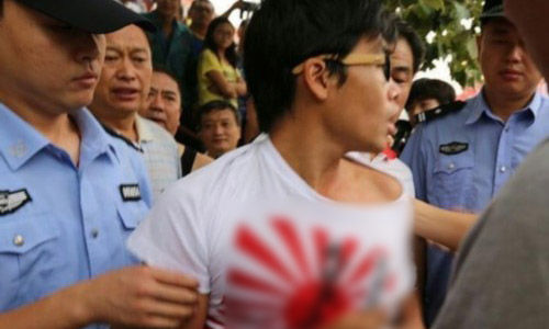 穿这种T恤的人一定知道，这种符号必定能引起围观和激起愤怒。