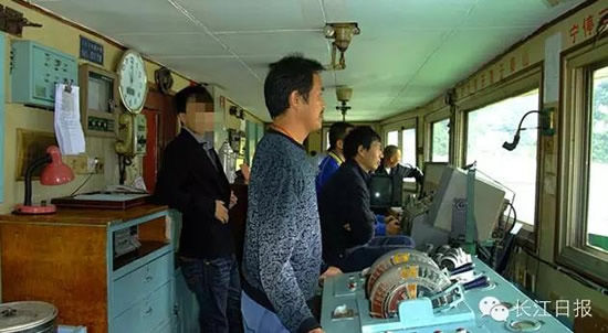 网上曝出的“东方之星”驾驶台状况