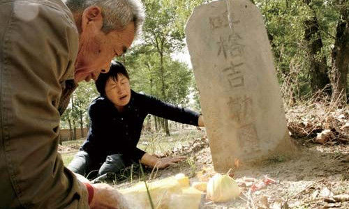 呼格吉勒图的父母为儿子上坟