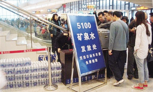 动车组列车旅客将不再有免费矿泉水