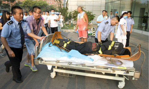 一位负伤消防员被送医