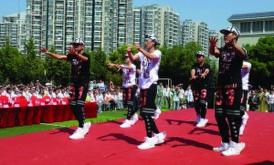 男生在校庆上表演/资料图