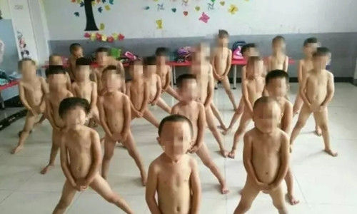 洛阳一幼儿园女老师让20多名小男孩脱光衣服，摆出爱心和太阳等造型拍照