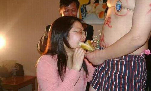 让新人表演吃水果是闹洞房的保留节目