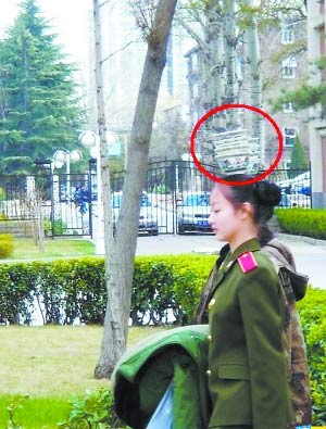 三五成群结伴而行的女生每人头顶上都顶着几只瓷碗