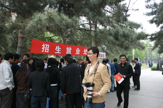 开放日当天咨询台前人山人海