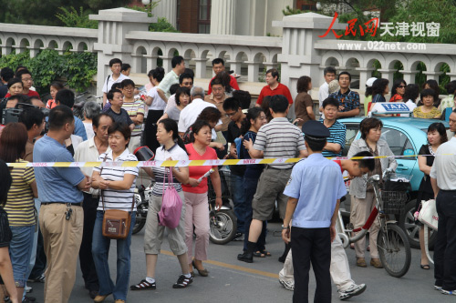 家长目送考生进场