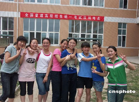 6月7日，来自震中汶川县的1082名学生将迎来高考。图为6月6日，在成都龙泉区设立的汶川县唯一高考考点，这些学生们参加了由教育部门组织考前学习辅导和心理疏导，轻松愉快迎高考。 中新社发 李杰/摄