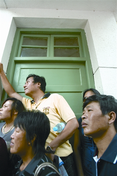 6月7日，长沙市一中考点，家长“踮起脚尖”焦急等待即将下考的孩子 杨抒怀/摄