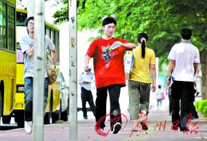 看看手表，才8时34分，不急。