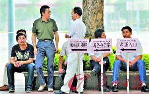 考场外等候的老师。