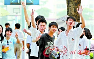 光明中学考点，步入考场的考生摆出胜利姿势，神情十分轻松。