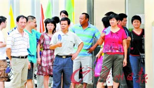 家长守在考场门口。