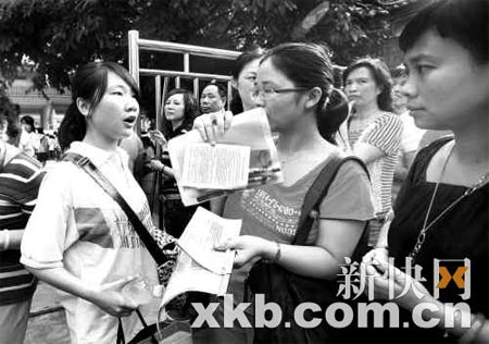 忘带准考证？虚惊一场！昨日，广州市七中学考点门口，一场考试的入场时间已到，一名考生突然发现自己忘带了准考证，在老师的提醒下学生从口袋里找出了证件，原来是虚惊一场。新快报记者夏世焱摄影报道。