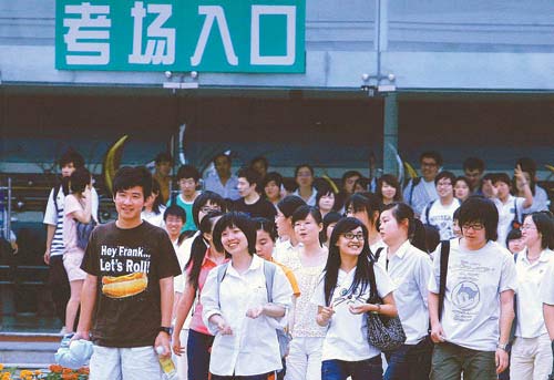 6月7日，一些上海考生参加完下午的数学考试后走出上海华师大二附中考点。新华社记者 陈飞摄