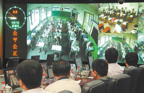 6月7日，在河北省国家教育考试考务指挥中心，工作人员在网上巡视考场。新华社记者 巩志宏摄