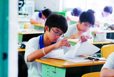 昨日，长沙市中考开考。在长沙市十五中考点，考生正在聚精会神地作答。石祯专 摄