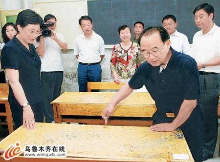 市委书记栗智(前排右)等领导在五一农场子校考点检查准备工作情况。