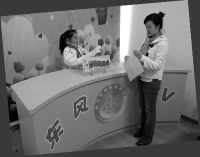 “新闻连连看”正在做播出前的最后准备 “新闻连连看”正在做播出前的最后准备