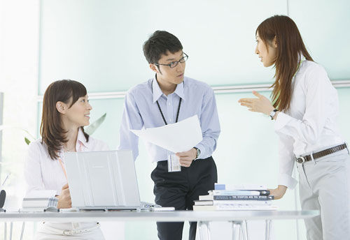 職場小貼士:如何準確把握同事間的距離(圖) 職場小貼士:如何準確把握同事間的距離(圖)