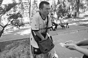 李振給記者找零錢。昨天,在接受采訪時,李振提出要求記者支付采訪費。近日,他為掙錢,在從事家教的同時,將舊貨廢品存放在宿舍內,其室友發帖表示不滿。 李振給記者找零錢。昨天,在接受采訪時,李振提出要求記者支付采訪費。近日,他為掙錢,在從事家教的同時,將舊貨廢品存放在宿舍內,其室友發帖表示不滿。