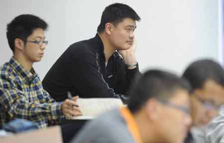 姚明跟班上课认真聆听 姚明跟班上课认真聆听