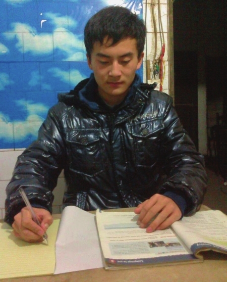 贾俊在家养病不忘自习