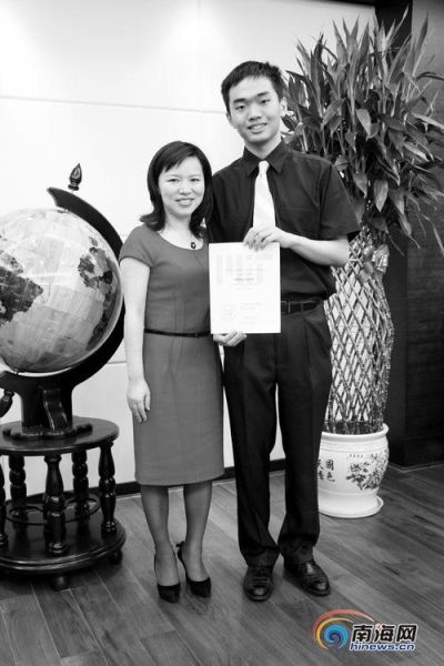李松泰(右)和学校董事长合影