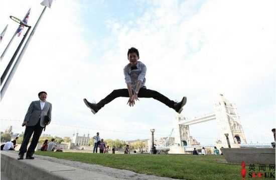 何炅快乐伦敦行炫酷写真