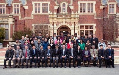 王代总领事(前排右七)与获奖人员及嘉宾合影 王代总领事(前排右七)与获奖人员及嘉宾合影