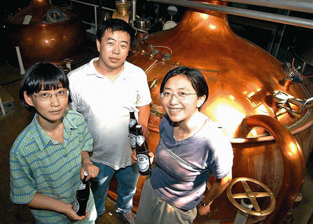 “酿”造未来 啤酒的魅力不可抗拒，三位中国留学生在魏恩施蒂芬大学的酿酒设备旁踌躇满志，他们漂洋过海来到德国巴伐利亚，攻读啤酒酿造专业硕士学位。