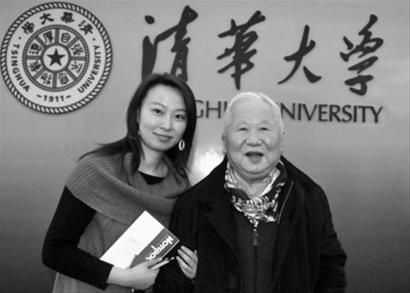 2013年辽宁高考语文卷阅读题《吴良镛：筑梦人生》的原作者、光明日报《健康》版副主编田雅婷（左）与吴良镛院士合影。 田雅婷提供