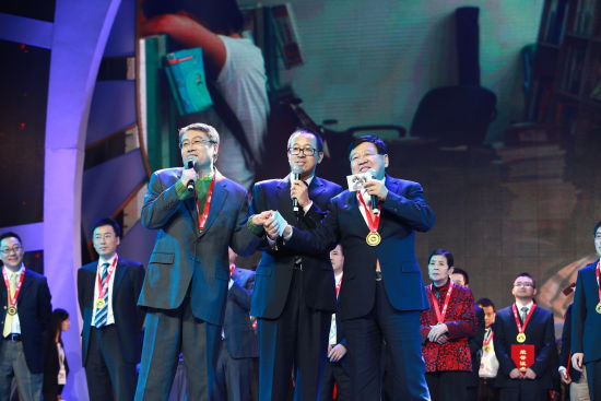 　　“流水它带走光阴的故事改变了我们，就在那多愁善感而初次回忆的青春……”庆典现场，王强、俞敏洪、徐小平共同高歌《光阴的故事》，虽青春不再，但追求梦想的心不变。