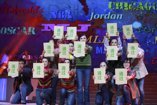 　　新东方的英语培训帮助很多学生提高英语水平，找到自信，顺利“通过”签证。曾经，中国学生因为英语口语、表达的问题在赴美签证时不够自信，遭遇拒签。