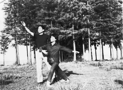 1978年王先生和爱跳舞的妹妹在东湖边摆出的造型来自舞剧《红色娘子军》