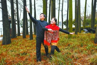 昨日，时隔36年后，兄妹俩在东湖边再次摆出“常青指路”的造型 记者李葳 摄