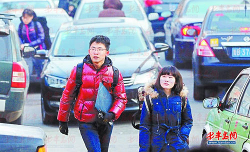 2月12日一早，两名考生很早就出发赶往考场