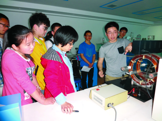在电磁学实验室，学生在感受老师对实验的演示，并亲自实践。本报记者  刘 婧  摄